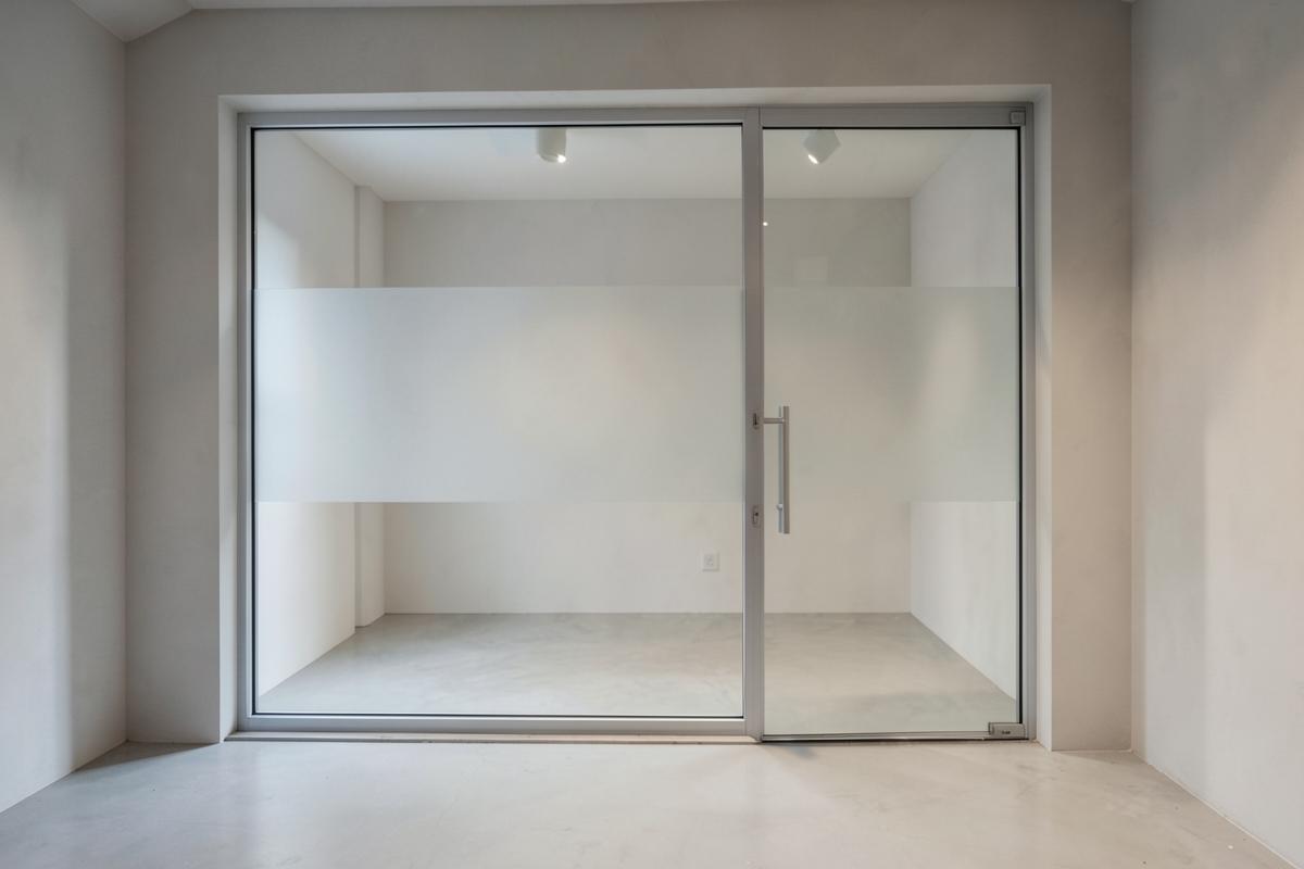 Minimalistischer Showroom mit Glasfront und satiniertem Folienband